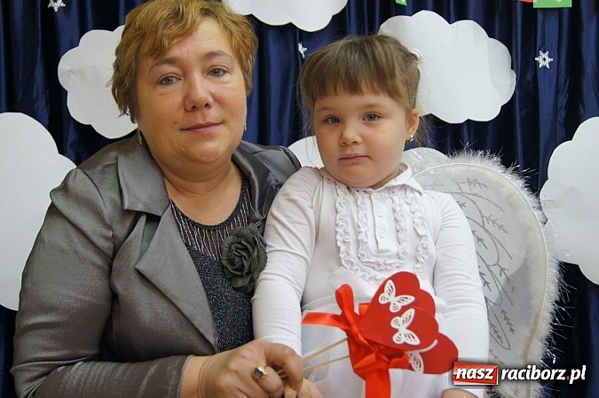 Zdjęcie w galerii na portalu naszraciborz.pl: Babcie i dziadkowie ze smartfonami na uroczystości w Nędzy  wiadomości z regionu