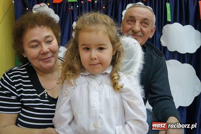 Zdjęcie w galerii na portalu naszraciborz.pl: Babcie i dziadkowie ze smartfonami na uroczystości w Nędzy  wiadomości z regionu