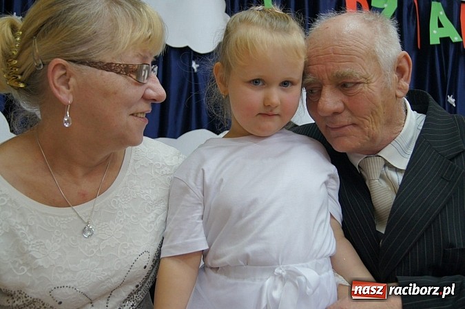 Zdjęcie w galerii na portalu naszraciborz.pl: Babcie i dziadkowie ze smartfonami na uroczystości w Nędzy  wiadomości z regionu