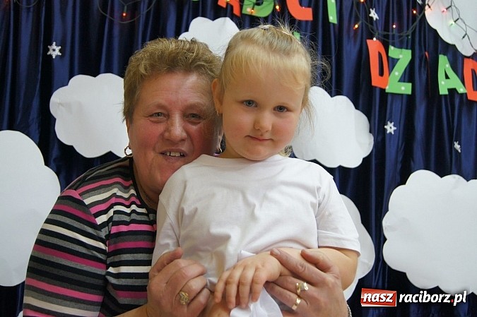 Zdjęcie w galerii na portalu naszraciborz.pl: Babcie i dziadkowie ze smartfonami na uroczystości w Nędzy  wiadomości z regionu