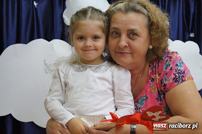 Zdjęcie w galerii na portalu naszraciborz.pl: Babcie i dziadkowie ze smartfonami na uroczystości w Nędzy  wiadomości z regionu