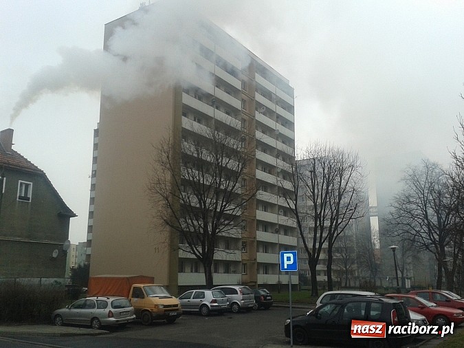 Zdjęcie w galerii na portalu naszraciborz.pl: Dym z budynku zatruwa mieszkańców osiedla przy Katowickiej wiadomości z regionu