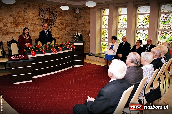 Zdjęcie w galerii na portalu naszraciborz.pl: Prezydent wręczył medale na złote gody wiadomości z regionu