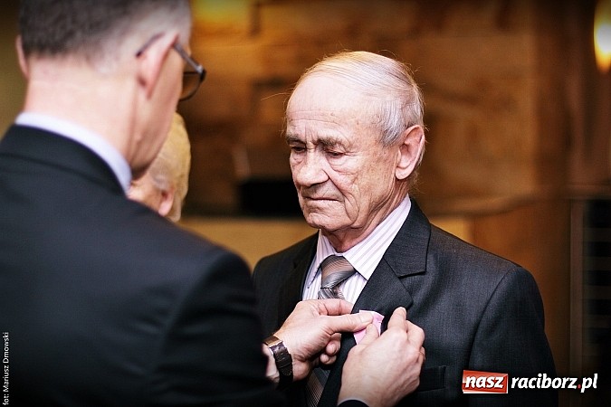 Zdjęcie w galerii na portalu naszraciborz.pl: Prezydent wręczył medale na złote gody wiadomości z regionu