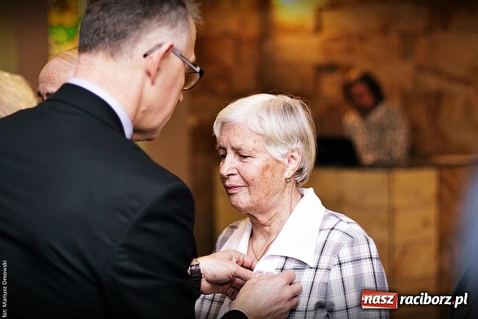 Zdjęcie w galerii na portalu naszraciborz.pl: Prezydent wręczył medale na złote gody wiadomości z regionu