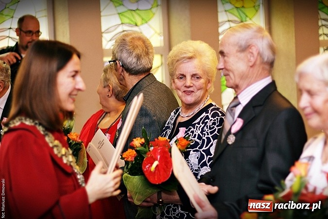 Zdjęcie w galerii na portalu naszraciborz.pl: Prezydent wręczył medale na złote gody wiadomości z regionu