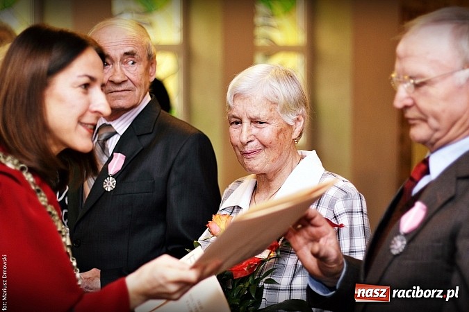 Zdjęcie w galerii na portalu naszraciborz.pl: Prezydent wręczył medale na złote gody wiadomości z regionu