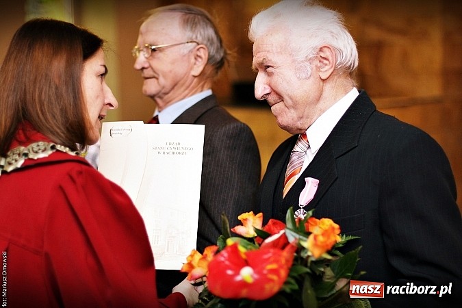 Zdjęcie w galerii na portalu naszraciborz.pl: Prezydent wręczył medale na złote gody wiadomości z regionu