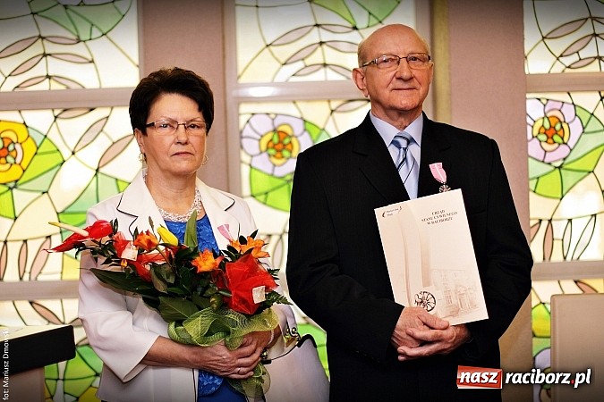 Zdjęcie w galerii na portalu naszraciborz.pl: Prezydent wręczył medale na złote gody wiadomości z regionu