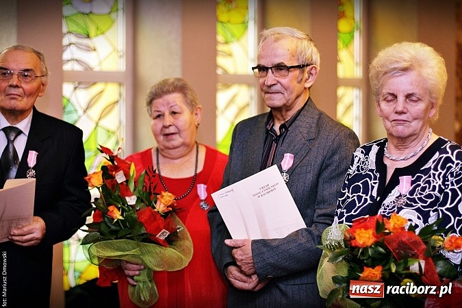 Zdjęcie w galerii na portalu naszraciborz.pl: Prezydent wręczył medale na złote gody wiadomości z regionu