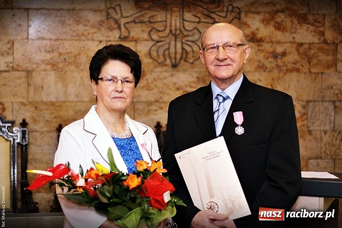 Zdjęcie w galerii na portalu naszraciborz.pl: Prezydent wręczył medale na złote gody wiadomości z regionu