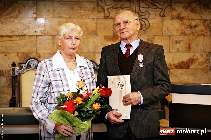 Zdjęcie w galerii na portalu naszraciborz.pl: Prezydent wręczył medale na złote gody wiadomości z regionu