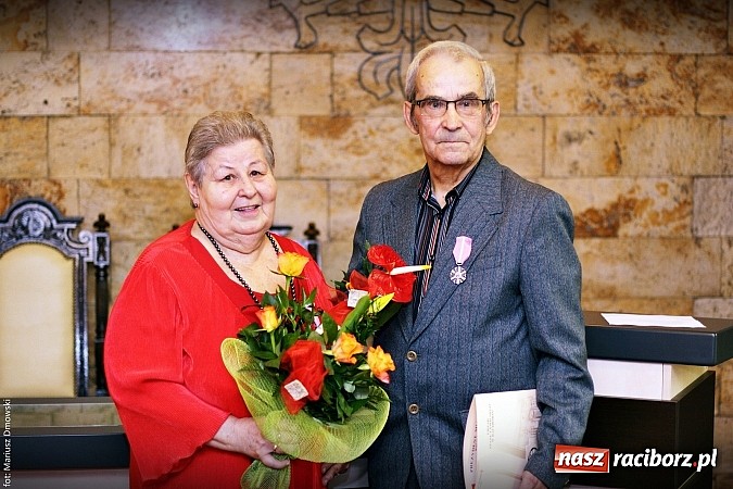 Zdjęcie w galerii na portalu naszraciborz.pl: Prezydent wręczył medale na złote gody wiadomości z regionu