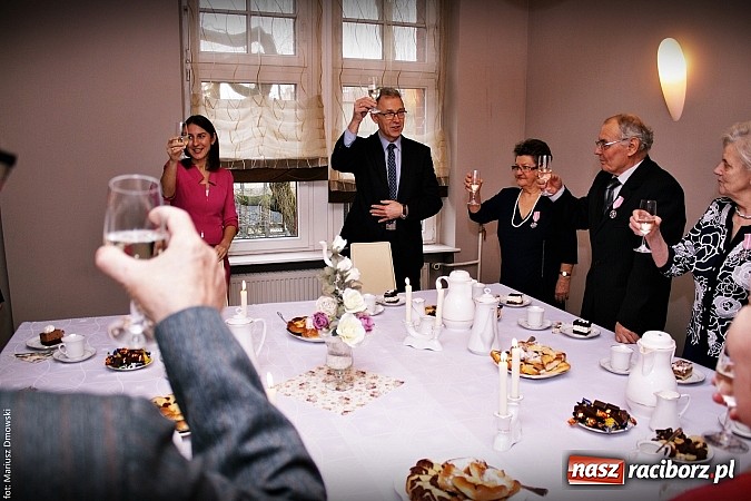 Zdjęcie w galerii na portalu naszraciborz.pl: Prezydent wręczył medale na złote gody wiadomości z regionu