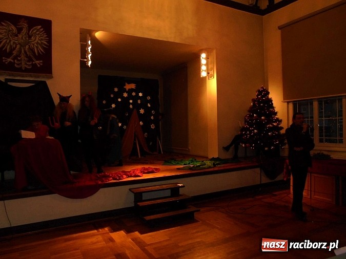 Zdjęcie w galerii na portalu naszraciborz.pl: Uczniowie G5 przytowali jasełka na wesoło dla rodziców wiadomości z regionu