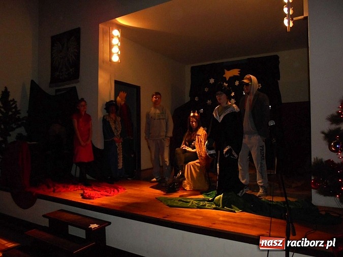 Zdjęcie w galerii na portalu naszraciborz.pl: Uczniowie G5 przytowali jasełka na wesoło dla rodziców wiadomości z regionu
