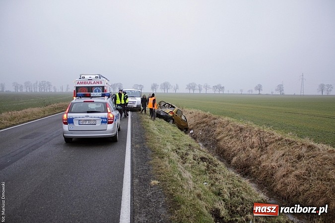 Zdjęcie w galerii na portalu naszraciborz.pl: Daewoo matiz wylądował w rowie. Kierującą zabrało pogotowie. Sprawca uciekł! wiadomości z regionu