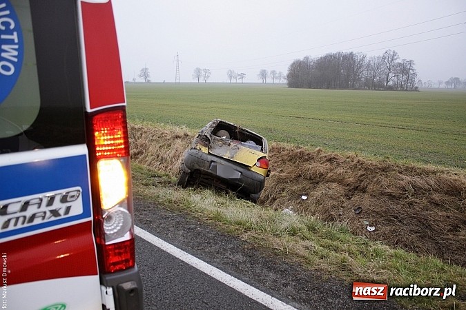 Zdjęcie w galerii na portalu naszraciborz.pl: Daewoo matiz wylądował w rowie. Kierującą zabrało pogotowie. Sprawca uciekł! wiadomości z regionu