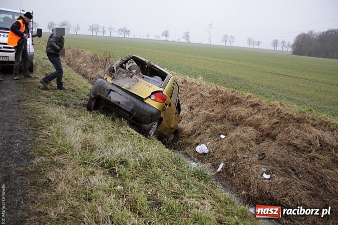 Zdjęcie w galerii na portalu naszraciborz.pl: Daewoo matiz wylądował w rowie. Kierującą zabrało pogotowie. Sprawca uciekł! wiadomości z regionu