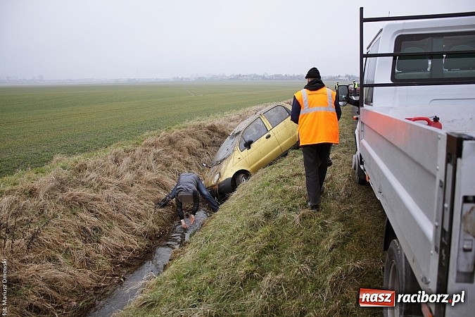 Zdjęcie w galerii na portalu naszraciborz.pl: Daewoo matiz wylądował w rowie. Kierującą zabrało pogotowie. Sprawca uciekł! wiadomości z regionu
