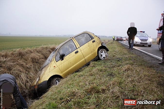 Zdjęcie w galerii na portalu naszraciborz.pl: Daewoo matiz wylądował w rowie. Kierującą zabrało pogotowie. Sprawca uciekł! wiadomości z regionu
