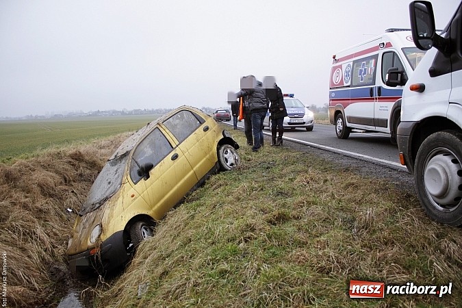 Zdjęcie w galerii na portalu naszraciborz.pl: Daewoo matiz wylądował w rowie. Kierującą zabrało pogotowie. Sprawca uciekł! wiadomości z regionu