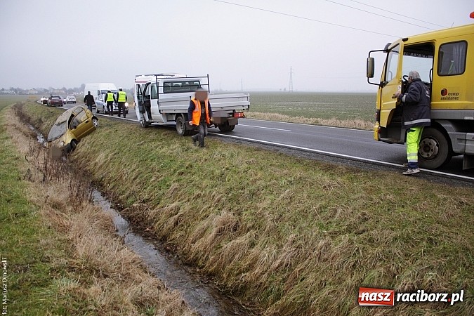 Zdjęcie w galerii na portalu naszraciborz.pl: Daewoo matiz wylądował w rowie. Kierującą zabrało pogotowie. Sprawca uciekł! wiadomości z regionu