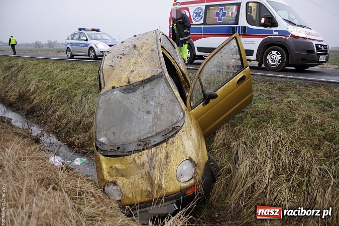 Zdjęcie w galerii na portalu naszraciborz.pl: Daewoo matiz wylądował w rowie. Kierującą zabrało pogotowie. Sprawca uciekł! wiadomości z regionu