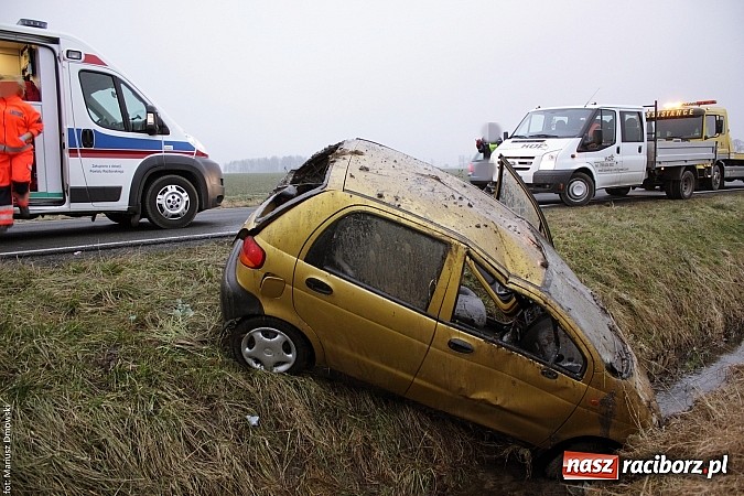 Zdjęcie w galerii na portalu naszraciborz.pl: Daewoo matiz wylądował w rowie. Kierującą zabrało pogotowie. Sprawca uciekł! wiadomości z regionu