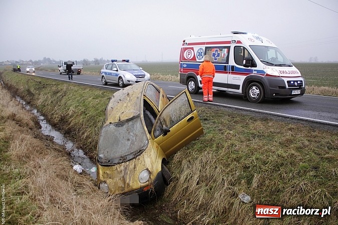 Zdjęcie w galerii na portalu naszraciborz.pl: Daewoo matiz wylądował w rowie. Kierującą zabrało pogotowie. Sprawca uciekł! wiadomości z regionu