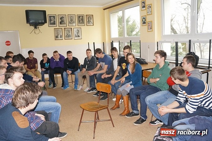 Zdjęcie w galerii na portalu naszraciborz.pl: W Mechaniku rozmawiali o mowie nienawiści  wiadomości z regionu