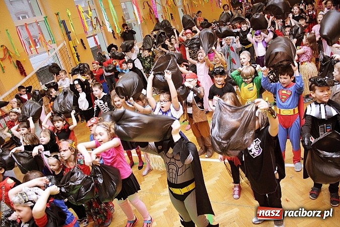 Zdjęcie w galerii na portalu naszraciborz.pl: Kolorowy bal karnawałowy w SP 13 wiadomości z regionu