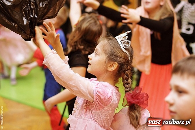 Zdjęcie w galerii na portalu naszraciborz.pl: Kolorowy bal karnawałowy w SP 13 wiadomości z regionu