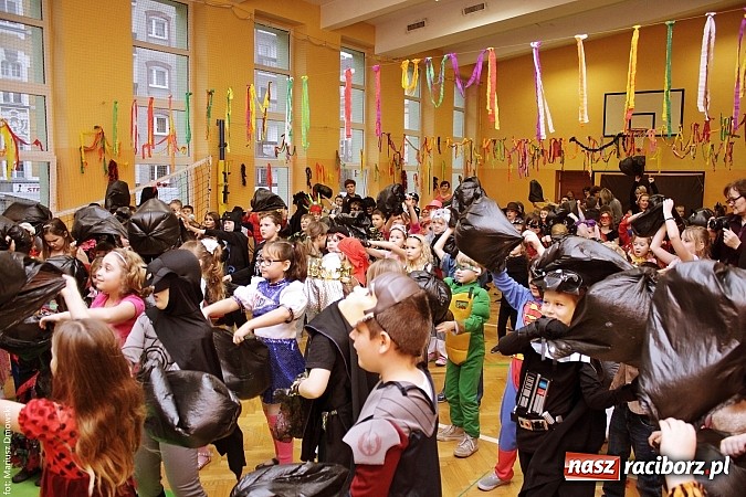 Zdjęcie w galerii na portalu naszraciborz.pl: Kolorowy bal karnawałowy w SP 13 wiadomości z regionu