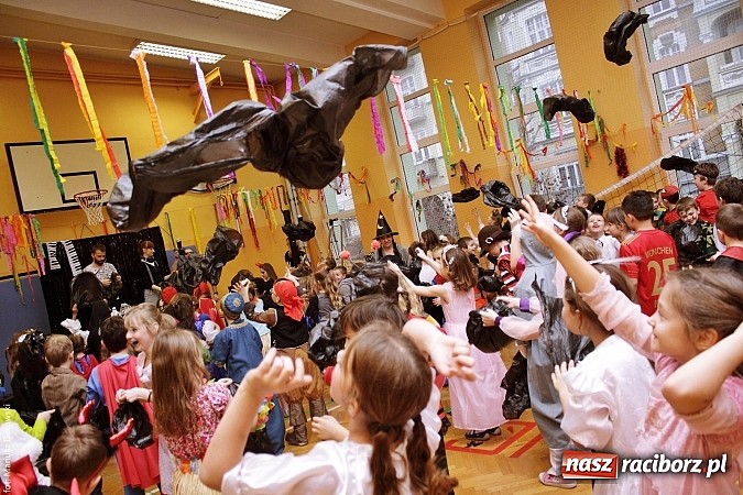Zdjęcie w galerii na portalu naszraciborz.pl: Kolorowy bal karnawałowy w SP 13 wiadomości z regionu