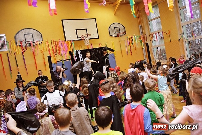 Zdjęcie w galerii na portalu naszraciborz.pl: Kolorowy bal karnawałowy w SP 13 wiadomości z regionu