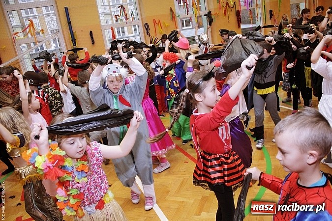 Zdjęcie w galerii na portalu naszraciborz.pl: Kolorowy bal karnawałowy w SP 13 wiadomości z regionu
