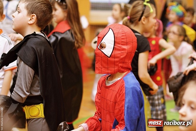 Zdjęcie w galerii na portalu naszraciborz.pl: Kolorowy bal karnawałowy w SP 13 wiadomości z regionu