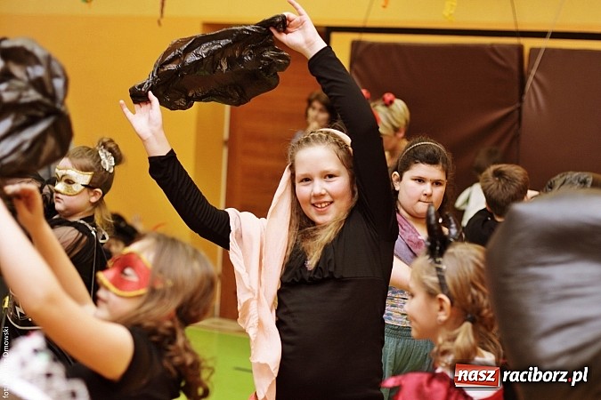 Zdjęcie w galerii na portalu naszraciborz.pl: Kolorowy bal karnawałowy w SP 13 wiadomości z regionu