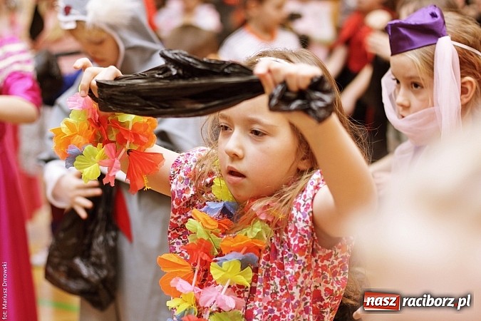 Zdjęcie w galerii na portalu naszraciborz.pl: Kolorowy bal karnawałowy w SP 13 wiadomości z regionu