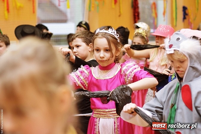 Zdjęcie w galerii na portalu naszraciborz.pl: Kolorowy bal karnawałowy w SP 13 wiadomości z regionu