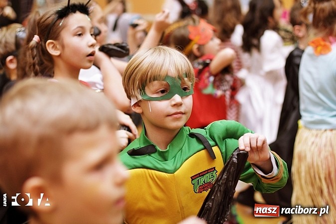 Zdjęcie w galerii na portalu naszraciborz.pl: Kolorowy bal karnawałowy w SP 13 wiadomości z regionu