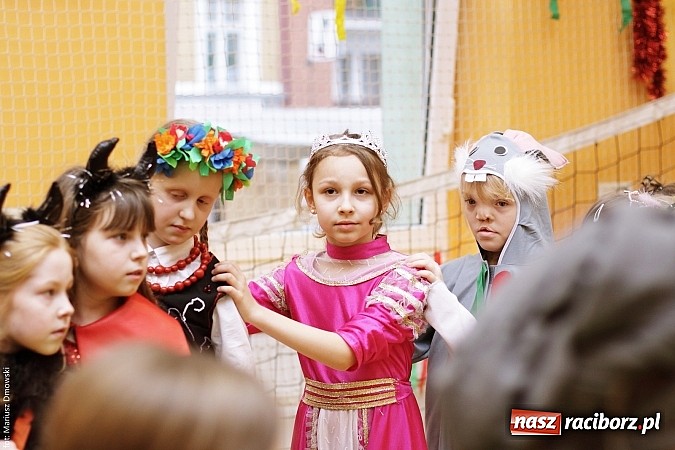 Zdjęcie w galerii na portalu naszraciborz.pl: Kolorowy bal karnawałowy w SP 13 wiadomości z regionu