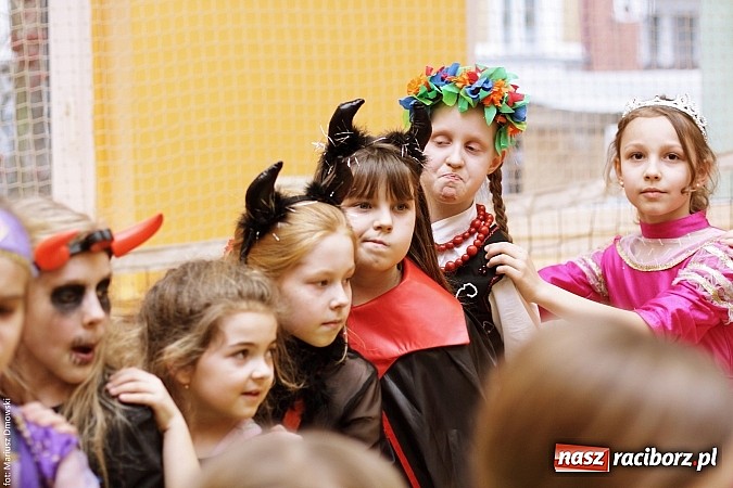Zdjęcie w galerii na portalu naszraciborz.pl: Kolorowy bal karnawałowy w SP 13 wiadomości z regionu