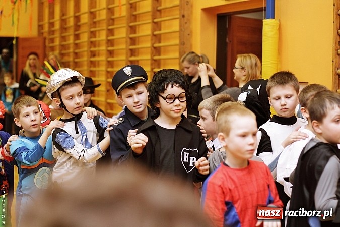 Zdjęcie w galerii na portalu naszraciborz.pl: Kolorowy bal karnawałowy w SP 13 wiadomości z regionu