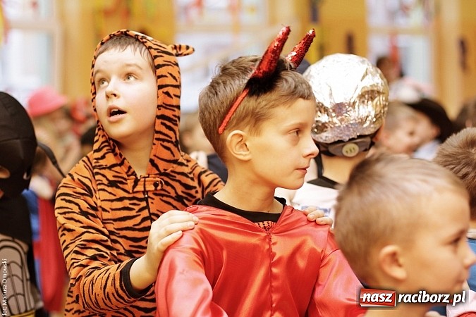 Zdjęcie w galerii na portalu naszraciborz.pl: Kolorowy bal karnawałowy w SP 13 wiadomości z regionu