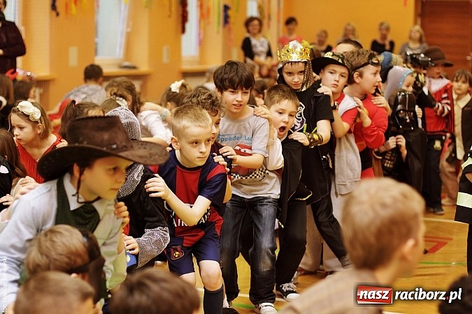 Zdjęcie w galerii na portalu naszraciborz.pl: Kolorowy bal karnawałowy w SP 13 wiadomości z regionu