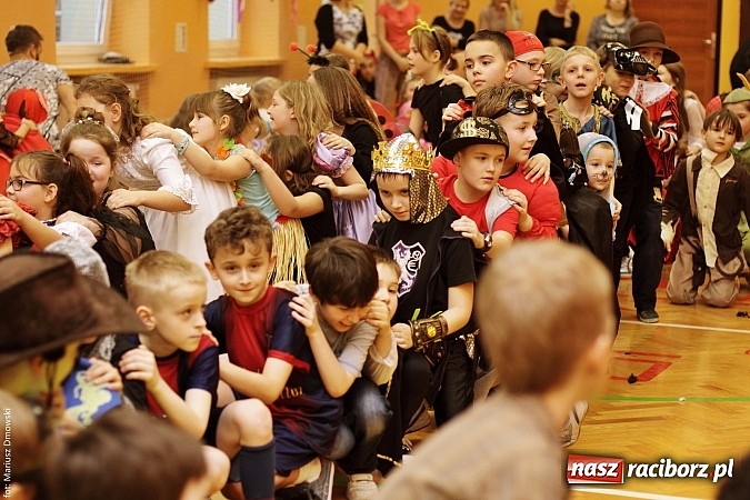 Zdjęcie w galerii na portalu naszraciborz.pl: Kolorowy bal karnawałowy w SP 13 wiadomości z regionu