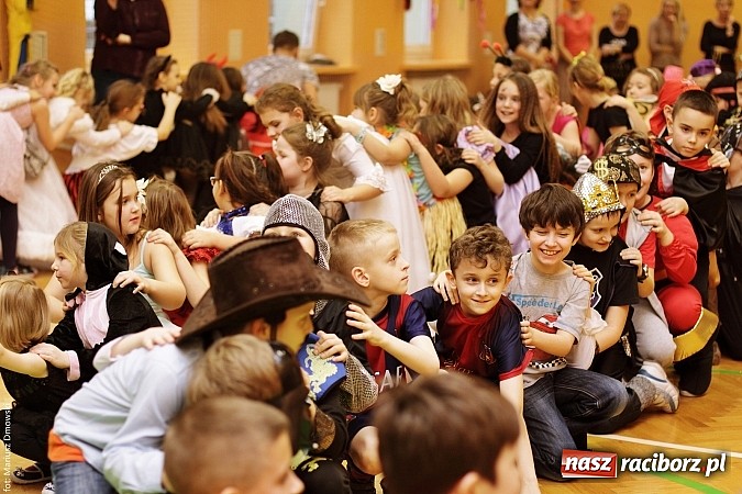 Zdjęcie w galerii na portalu naszraciborz.pl: Kolorowy bal karnawałowy w SP 13 wiadomości z regionu