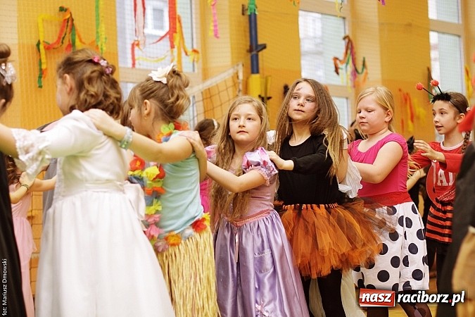 Zdjęcie w galerii na portalu naszraciborz.pl: Kolorowy bal karnawałowy w SP 13 wiadomości z regionu